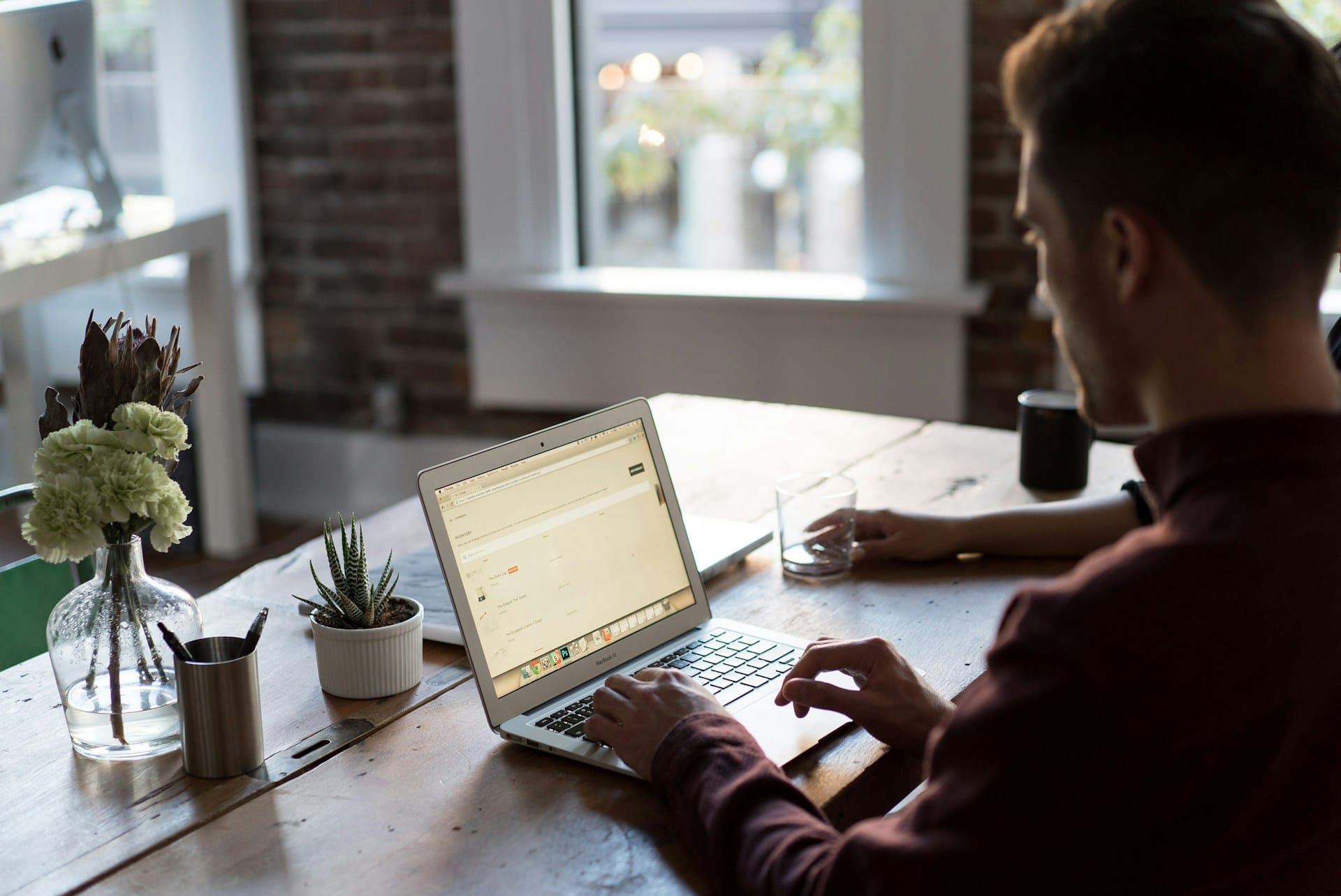 A man is watching online course