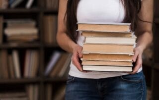 Djevojka drži knjige u ruci