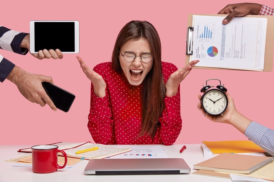 Stres i burnout na poslu: Kako prepoznati i upravljati ovim problemima
